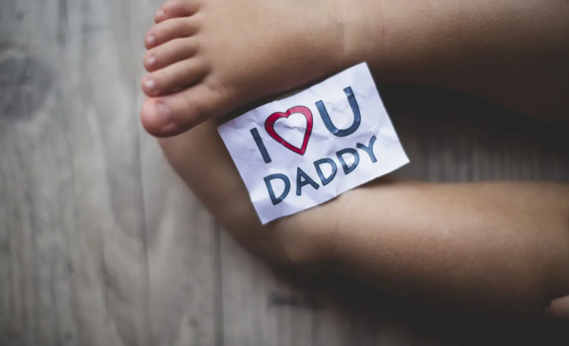 Pieds de bébé avec un message “I love you daddy” posé dessus pour célébrer le lien père-enfant